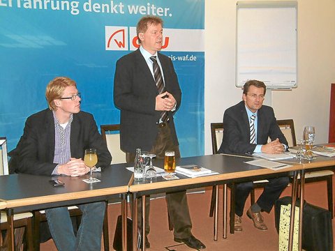 Auf Einladung der Kommunalpolitischen Vereinigung sprach Dr. Markus Pieper zum Thema Euro. Links im Bild: Tobias Hagemeyer.Foto: (Hartleb)