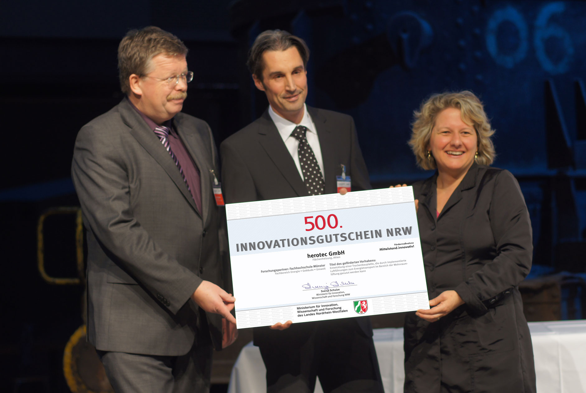 Thomas Heuser (Mitte) nimmt mit Professor Mundus den Innovationsgutschein von Ministerin Svenja Schulze entgegen 
